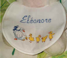 bavoir d'Eléonore née 15 jours avant Antoine